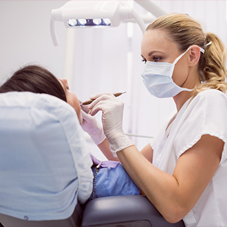 שיננית בקריות, במטרה לשמור על היגיינת הפה ובו זמנית למנוע מחלות - רוי דנט